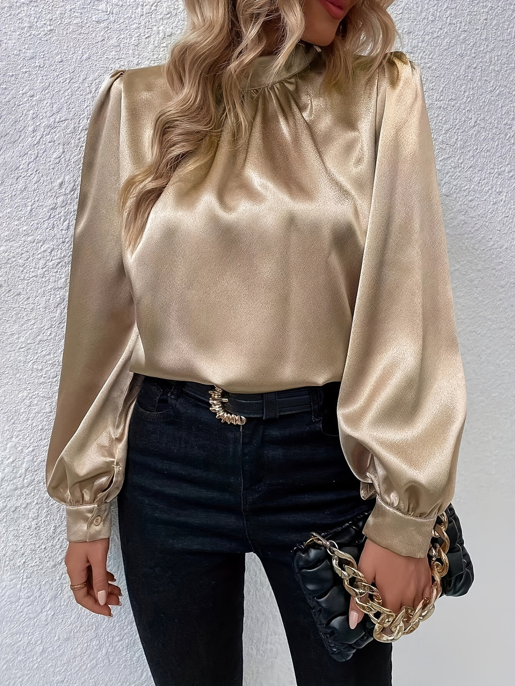 Amoret | Elegante kaki satijnen damesblouse - Lage hals, lange mouwen, lichtgewicht