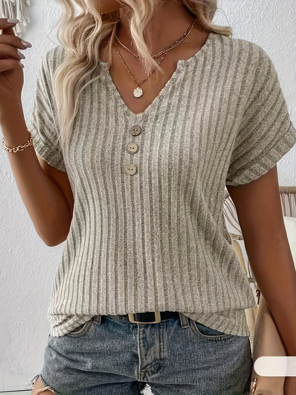 Anoukis | Dames-T-shirt met gestreept patroon en V-hals met knoopdetails