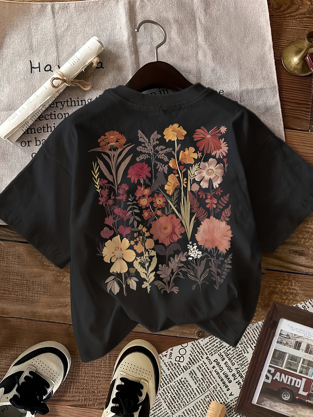 BotaniTee | Floral Graphic T-shirt - Short sleeve, round neck, casual cotton T-shirt