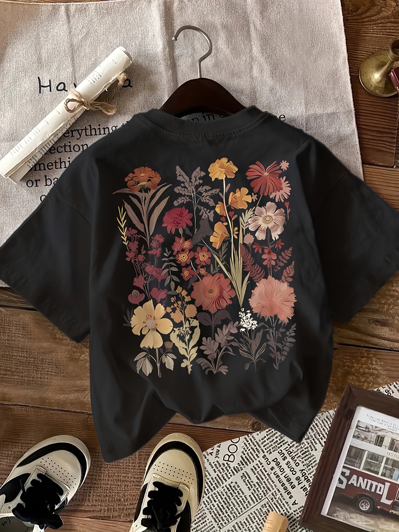 BotaniTee | Floral Graphic T-shirt - Short sleeve, round neck, casual cotton T-shirt