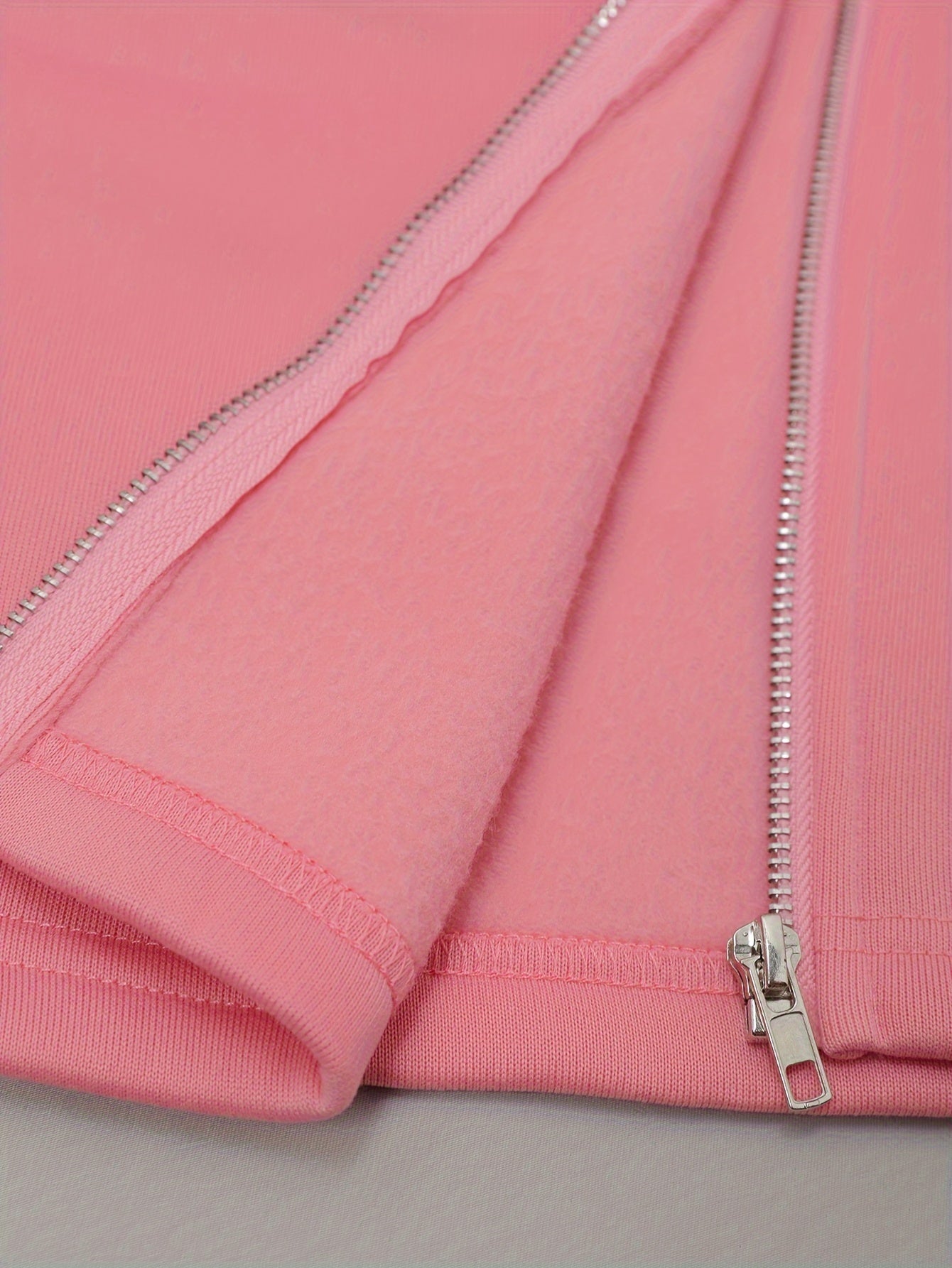 Garnet | Damesjas met lange capuchon en briefprint, met koord en ritssluiting