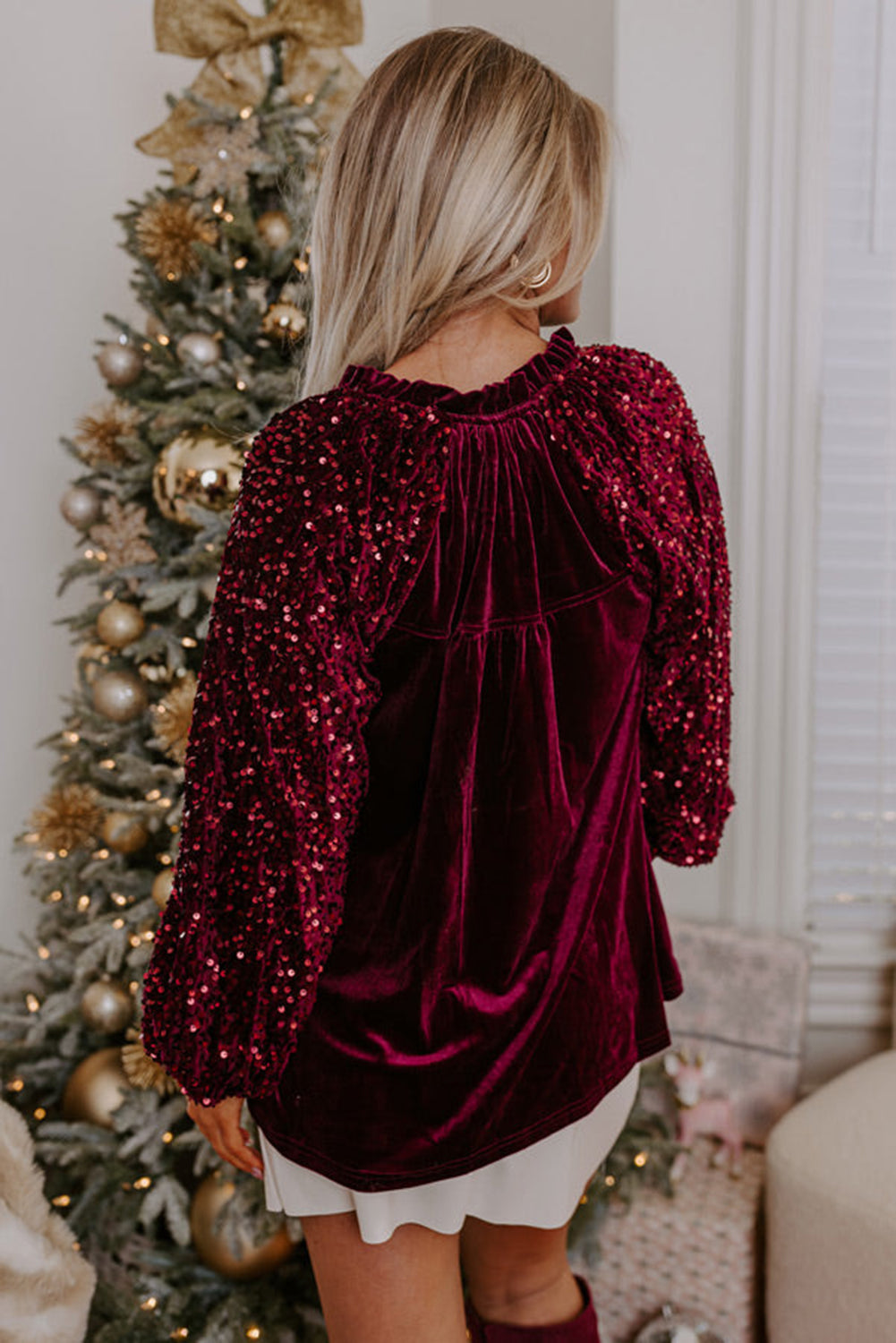 Amaris | Stijlvolle fluwelen dames-top met knoopsluiting en patchwork mouwen - feestelijke avondkleding