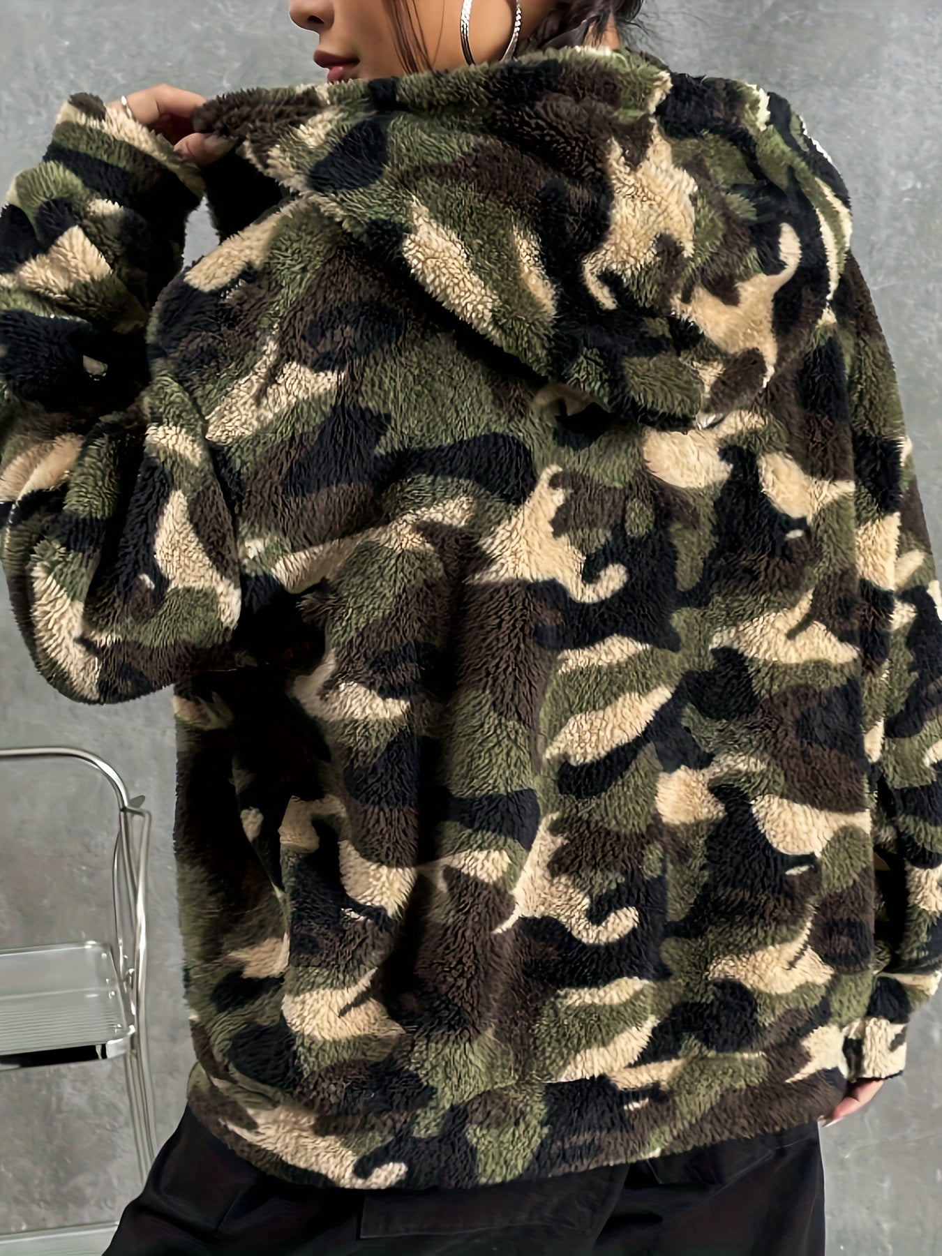 Endora | Camouflageprint pluizig jack met ritssluiting en capuchon voor dames