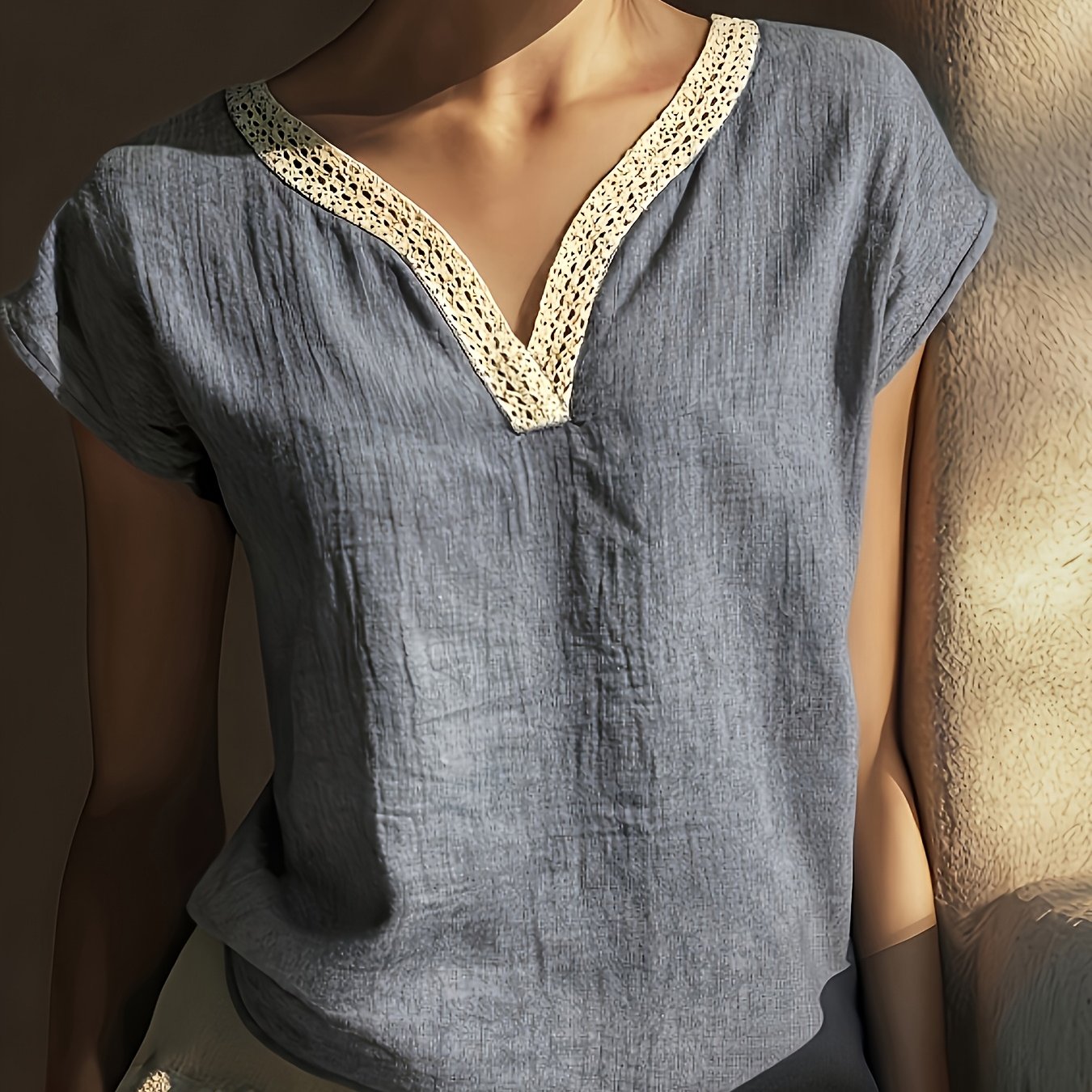 Meva | Casual boho-zomertop voor dames – losvallend overhemd van linnen met kant en V-hals