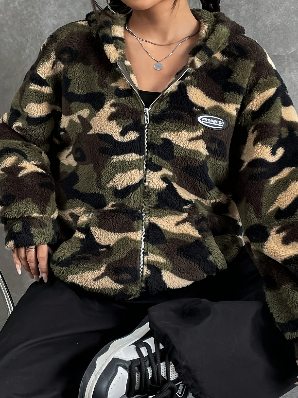 Endora | Camouflageprint pluizig jack met ritssluiting en capuchon voor dames