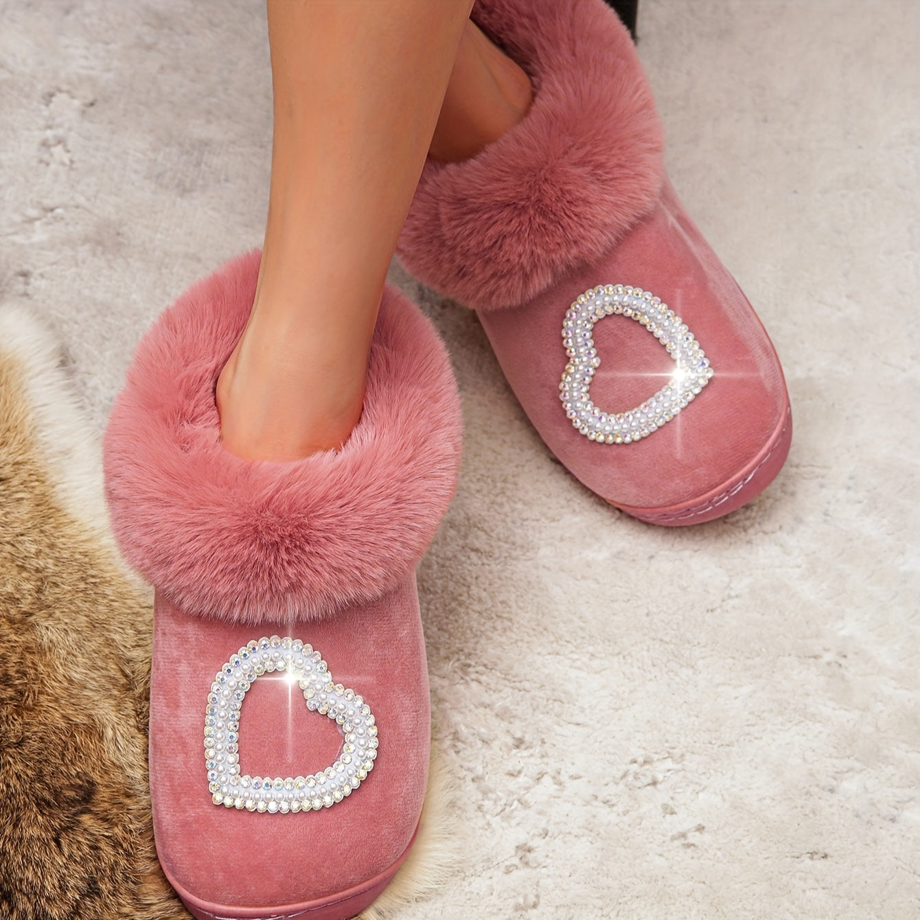 DazzleStep | Pantoufles d'hiver doublées de peluche et ornées de strass - Chaussures d'intérieur confortables et élégantes
