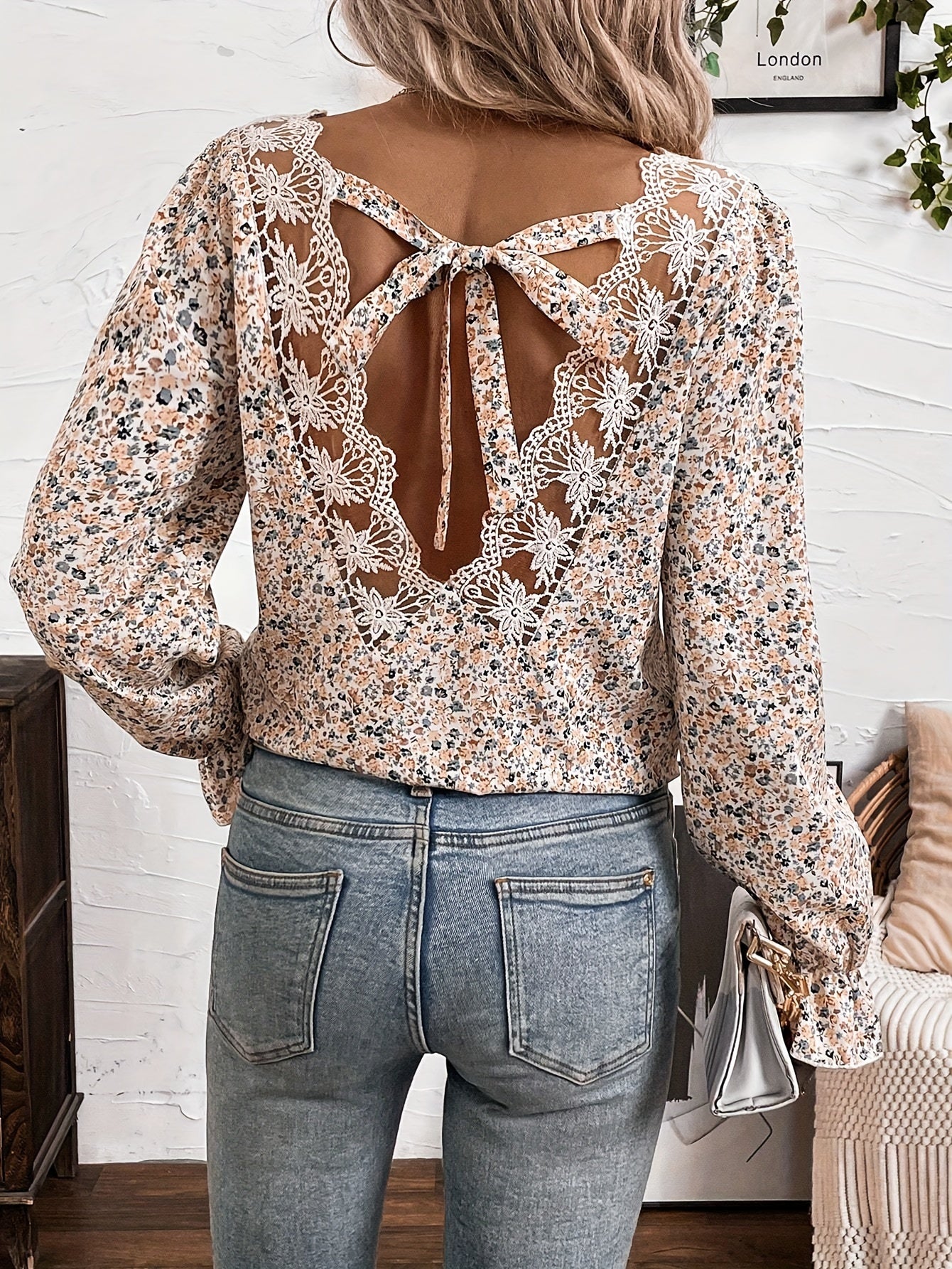 Eglantine | Elegante blouse met bloemenprint en V-hals - kanten strikdetail, lage rug