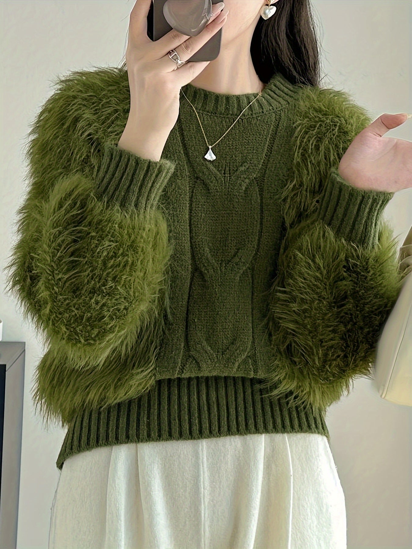 Finola | Elegante gebreide damestrui - mouwen met imitatiebont, geribbeld detail