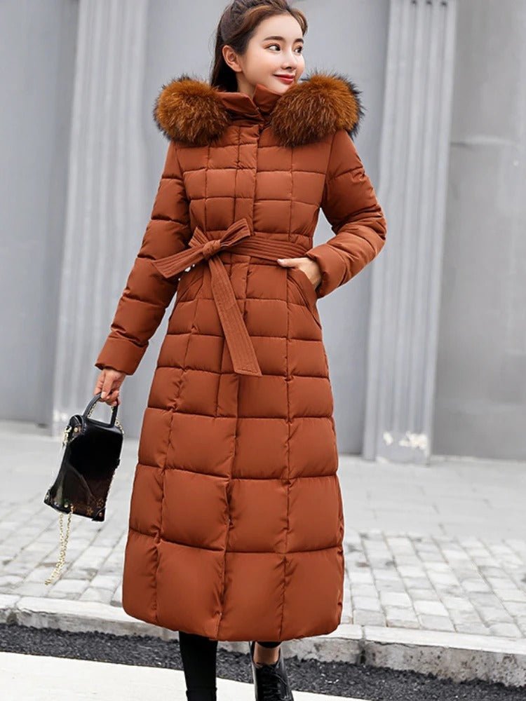 Farah | Lange damespufferjas met capuchon van imitatiebont, geriemde taille en gewatteerd ontwerp - winterwarmte en isolatie over de hele lengte